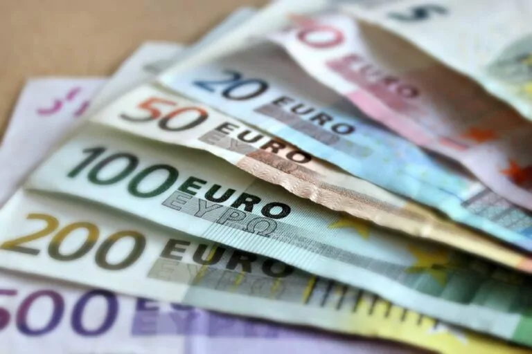 Elvetienii nu renunta la bani geata utilizarea aplicatiilor de plata stagneaza Oamenilor le place anonimatul oferit de numerar