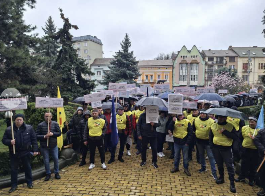 aproximativ 300 de angajati au demonstrat impotriva inchiderii azomures