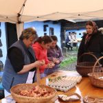 Gospodinele de la Ansamblul Folcloric Dedeteana ii invata pe copii sa vopseasca ouale de Paste ecologic