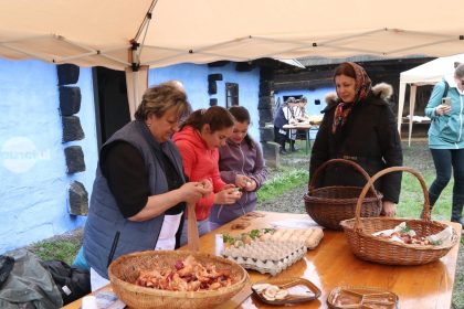 Gospodinele de la Ansamblul Folcloric Dedeteana ii invata pe copii sa vopseasca ouale de Paste ecologic