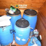 Peste 600 de litri de alcool indisponibilizati in urma unor perchezitii realizate de politistii din Mures