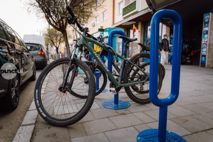 Targu Mures instaleaza 74 de rastele noi pentru biciclete in diverse zone ale orasului