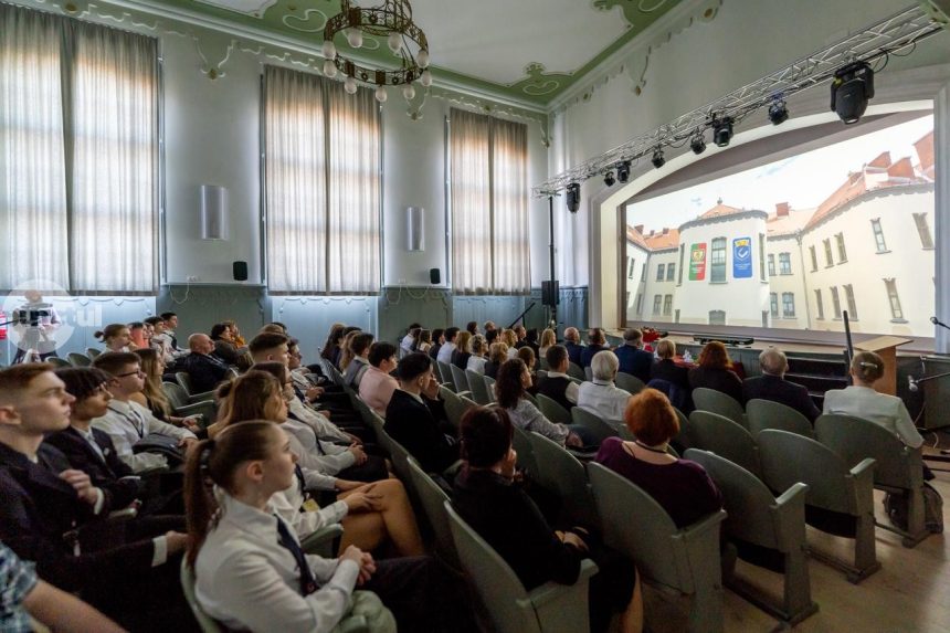 Targu Mures organizeaza a XXII a editie a Intalnirii Scolilor Bolyai Delegatii din noua institutii participa la eveniment