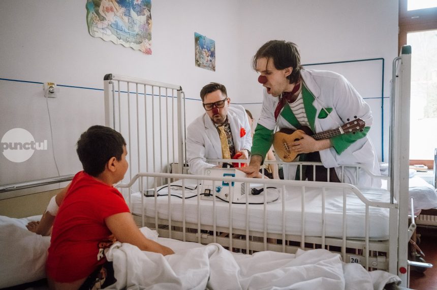 Zambetele au redevenit pe chipurile copiilor gratie doctorilor clovni