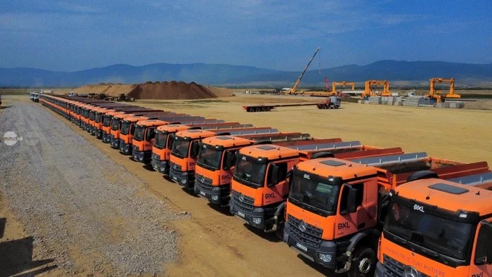 A8 avanseaza cu determinare in munti Mobilizare masiva pe sectoarele Joseni Ditrau ale Autostrazii Unirii