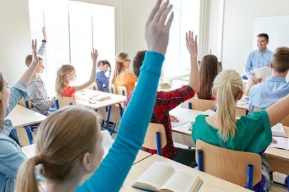 Elevii vor primi mai multi bani de la stat noile sume ale burselor sunt supuse dezbaterii