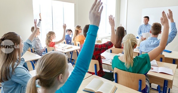 Elevii vor primi mai multi bani de la stat noile sume ale burselor sunt supuse dezbaterii