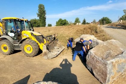 Lucrari de reparatie a digului raului Mures in Targu Mures din cauza avariilor provocate de vehicule