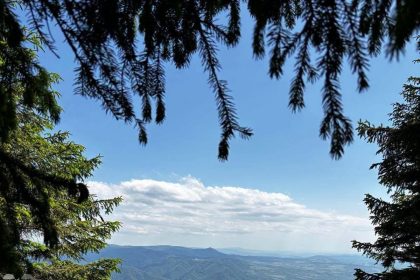 O noua atractie pe Vrful Scaunul Domnului Turistii pot admira peisajele printr o luneta panoramica