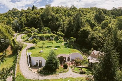 Pensiune cu camere in stil Hobbit si casa legata de Regele Charles scoase la vanzare