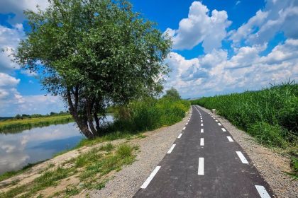 Pista de biciclete de 10 kilometri completata pe malul Muresului in Sangeorgiu de Mures