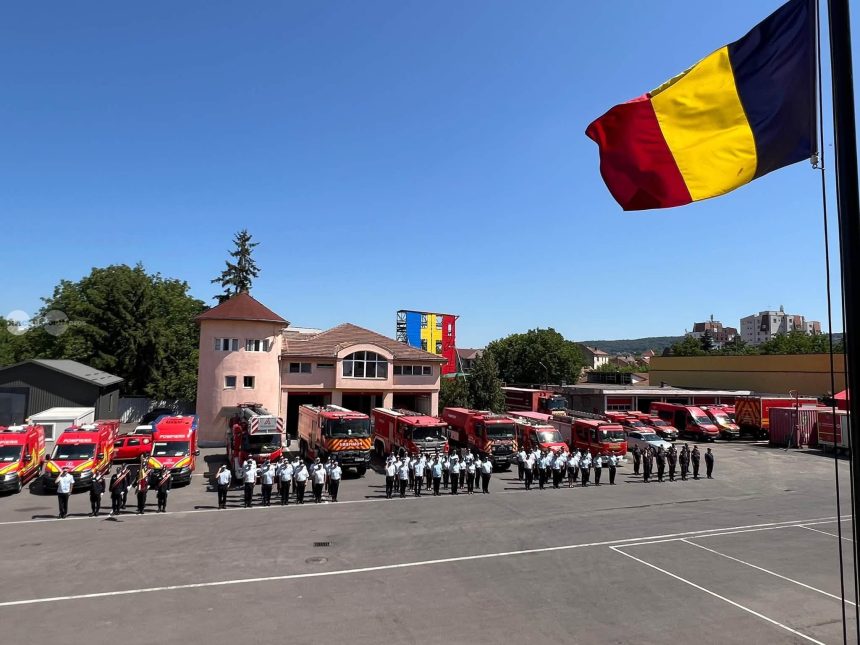 cadre militare ale ISU Mures avansate in grad in cadrul unei ceremonii oficiale