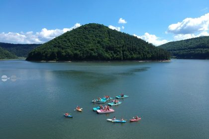 noapte de aventura pe apa organizata de kayaking zetea