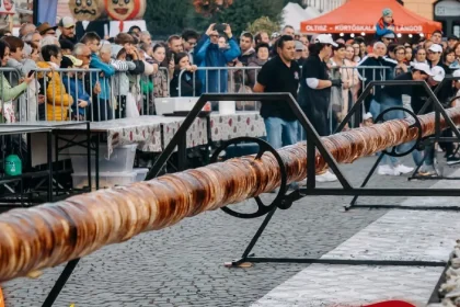 Colac secuiesc de 25 de metri, preparat la Festivalul Kurtoskalacs de la Sfântu Gheorghe