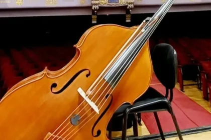 Filarmonica primește primul contrabas nou după 50 de ani, creat de lutierul Dumitru Pop