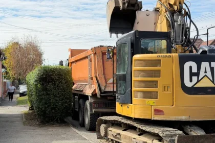 Lucrările de reabilitare completă a străzii Râului din Reghin au început
