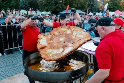 Record: Un langoș de un metru în diametru, preparat la Sfântu Gheorghe