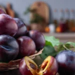 Secretele țuicii aromate: de ce prunele se adună doar după ce cad din pom
