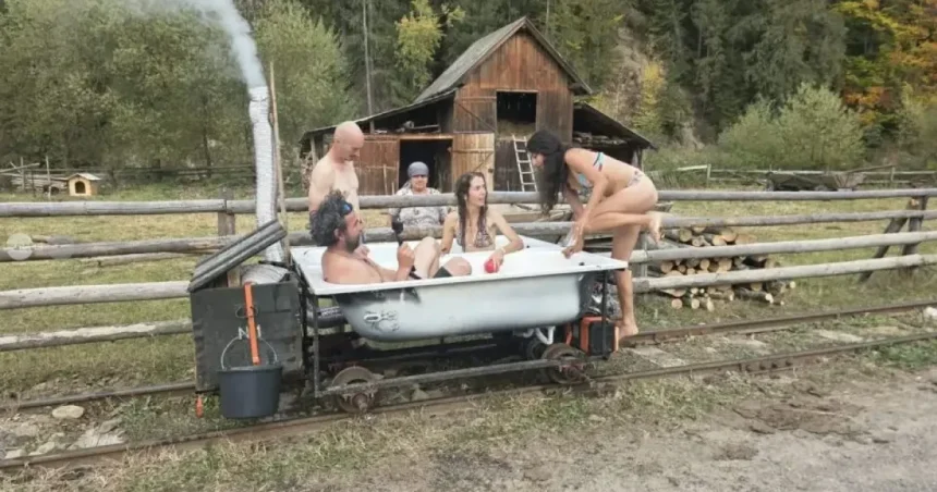 Cadă cu apă caldă pe șinele mocăniței din Bucovina, o atracție turistică inedită