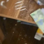 Doi reținuți pentru trafic de droguri, după ce s-a găsit aproape un kilogram de „cristal”