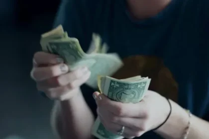 Salariile din Mureș rămân sub media națională cu peste 700 de lei