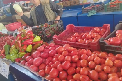 Toamna în Piața 1848 din Târgu Mureș: legume, fructe și flori locale